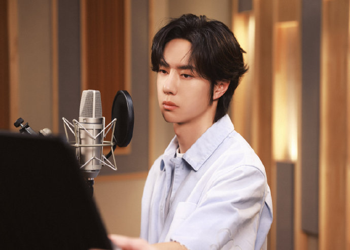 王一博青春探路者侧拍王一博五四晚会主题曲录音照王一博五四晚会主题曲录音照，是《