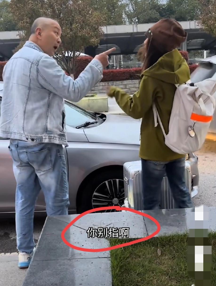 湖北武汉。女乘客下车疑似行李箱磕碰到汽车，网约车司机下来不依不饶，追着要求道歉。