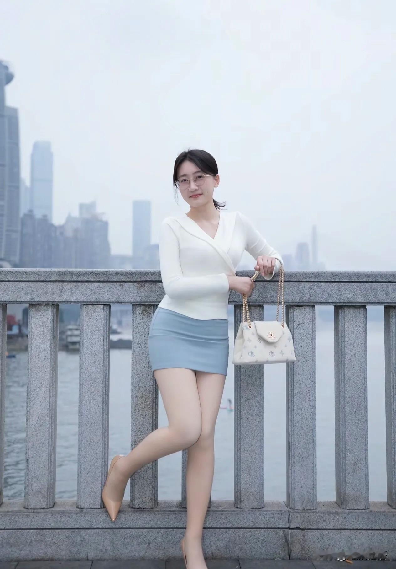 水边倚栏思，风中影自怜。