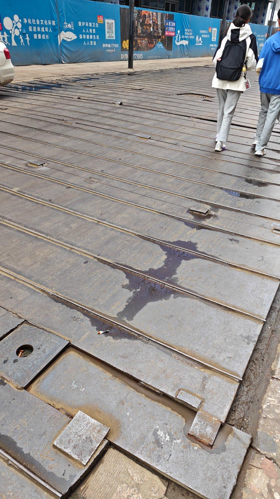 一旦发生战争，中国街道上这个均制钢板就会竖起，足以抵挡全威力手枪子弹，掩护民众进