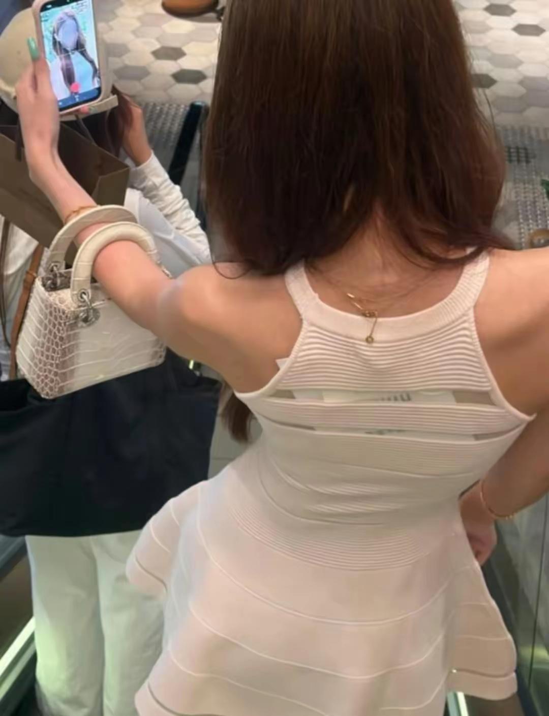 怀疑过衣服不合身，也怀疑过价格不合适，就是没想过，这种大夏天的，穿着衣服出来