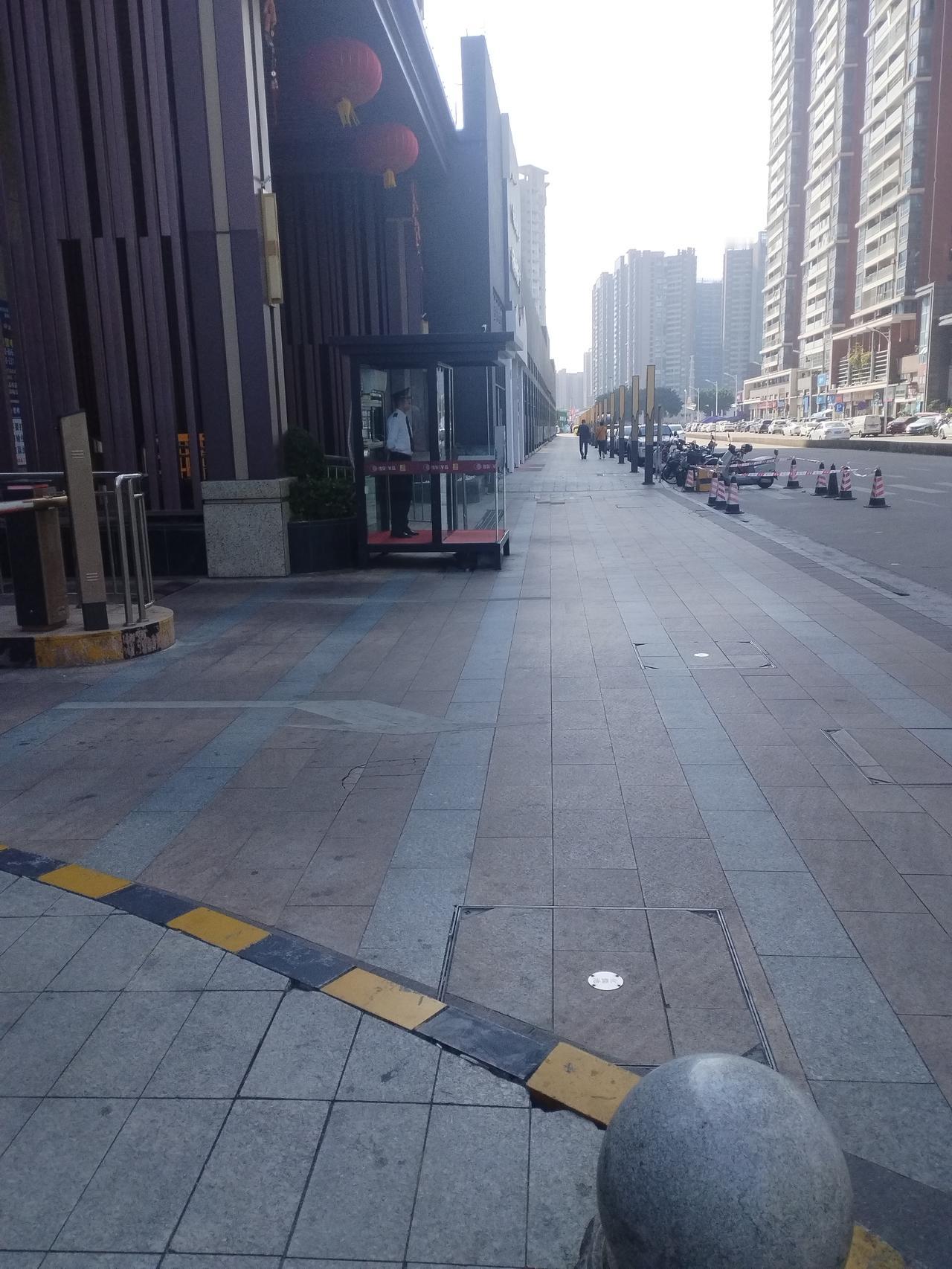 路过小区门口，看了看站在小区门口的年青岗位保安，二十来岁年青小伙，保安工资最多也