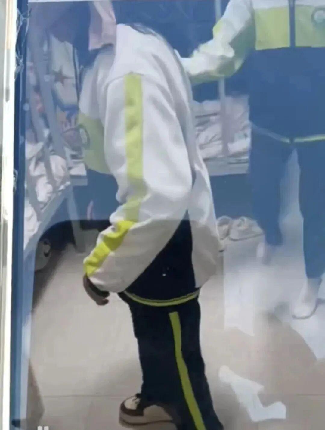 云南丽江玉龙纳西族自治县一名15岁的初三女孩，在一个周日的晚上突然向学校请假，执