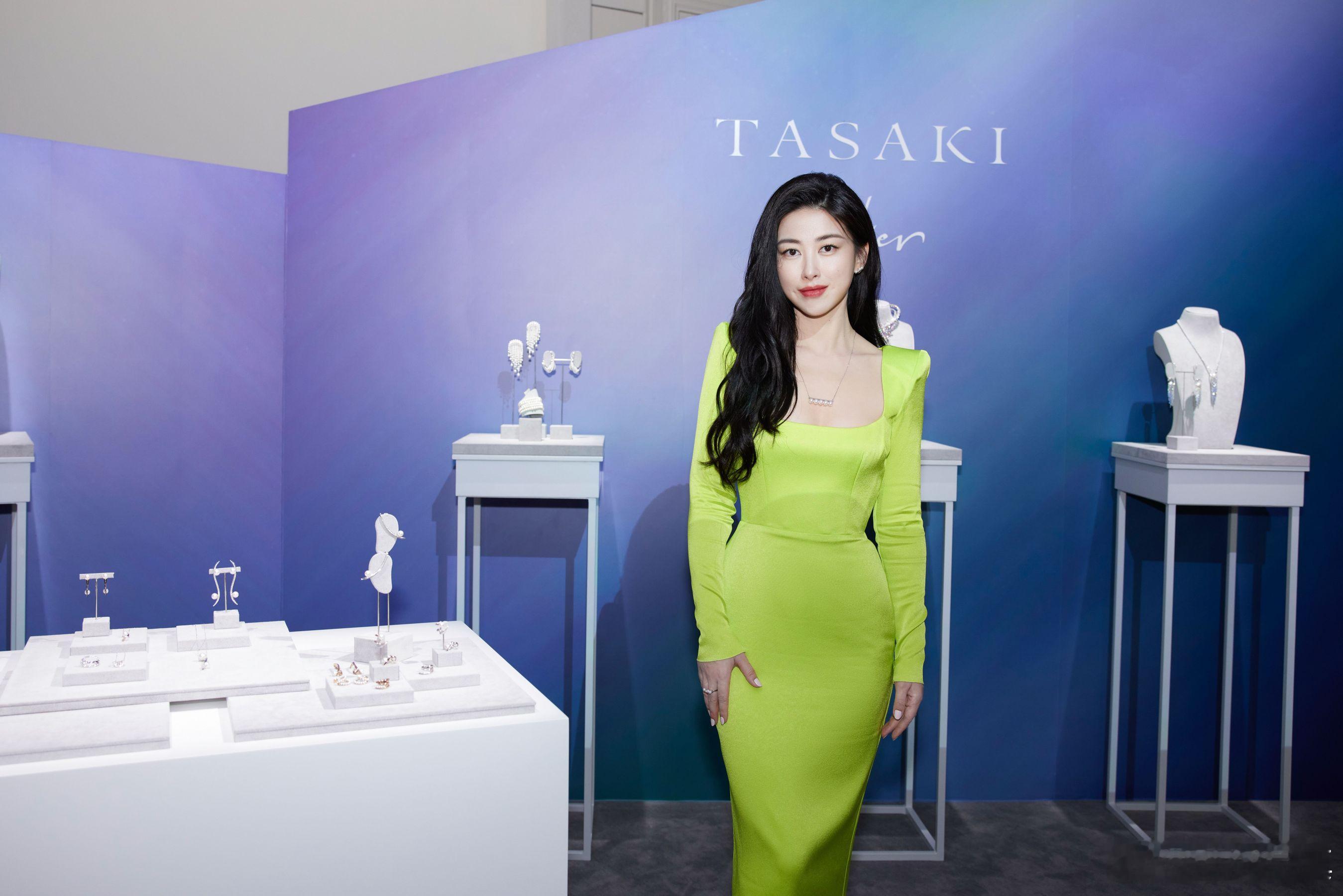 朱珠动人诠释海天灵韵朱珠面无表情把老公挤开