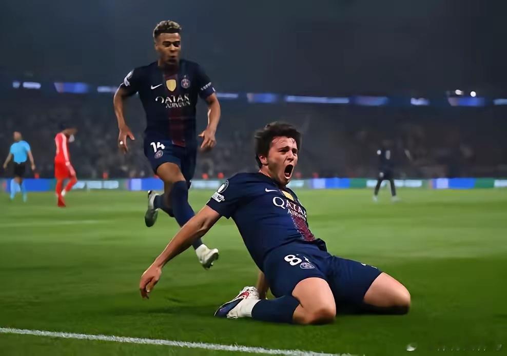 巴黎圣日耳曼5-4拜仁慕尼黑，谁是赢球功臣？克瓦拉茨赫利亚，2个进球奥斯曼登贝莱