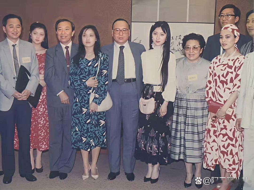 看到陈晓旭1987年在香港宴会上的照片，才知道林黛玉的妆造，完全限制了她的美貌。