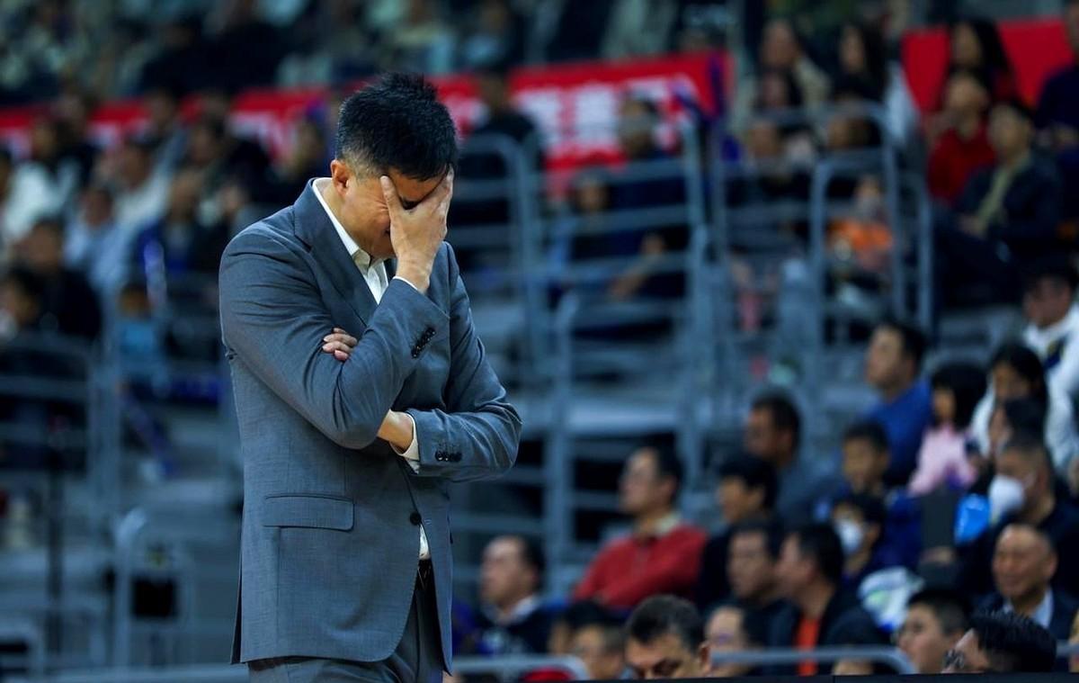 杜锋拍着战术板吼：这么赢球，我们走不远。赢球夜更衣室死寂。第一节领先15分，