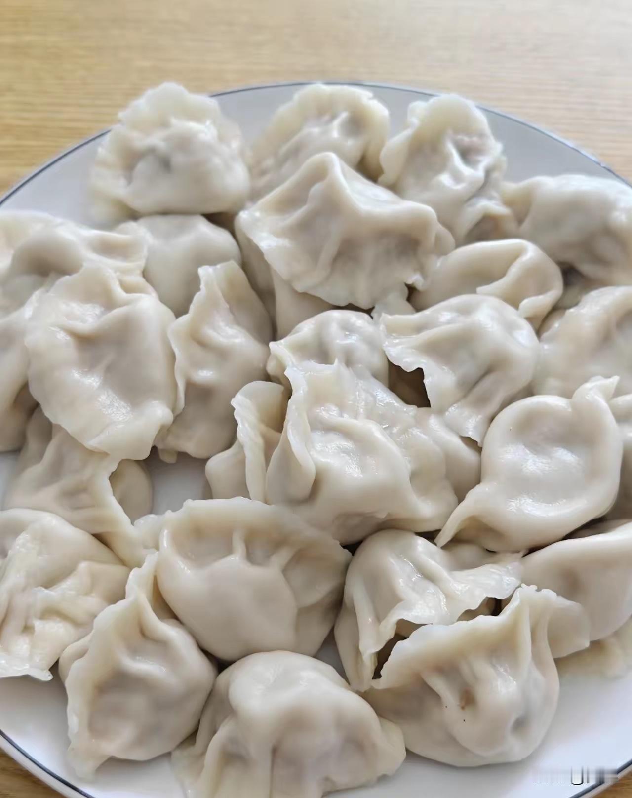 一个姑娘在饺子店吃完饺子，忘了付钱，回到家才想起来，她马上开车返回店里，没想到老