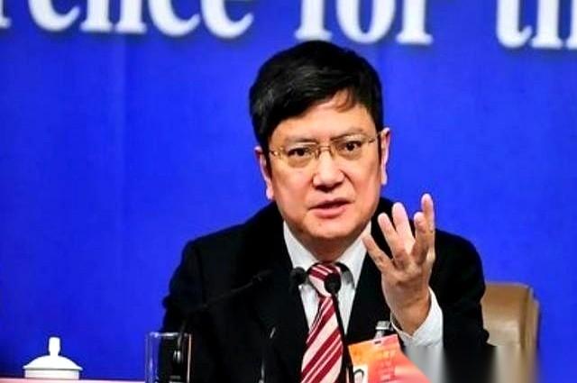 那个“网红教授”郑强，一句话把天给捅破了。他说：“中国是人口大国，人工智能要是