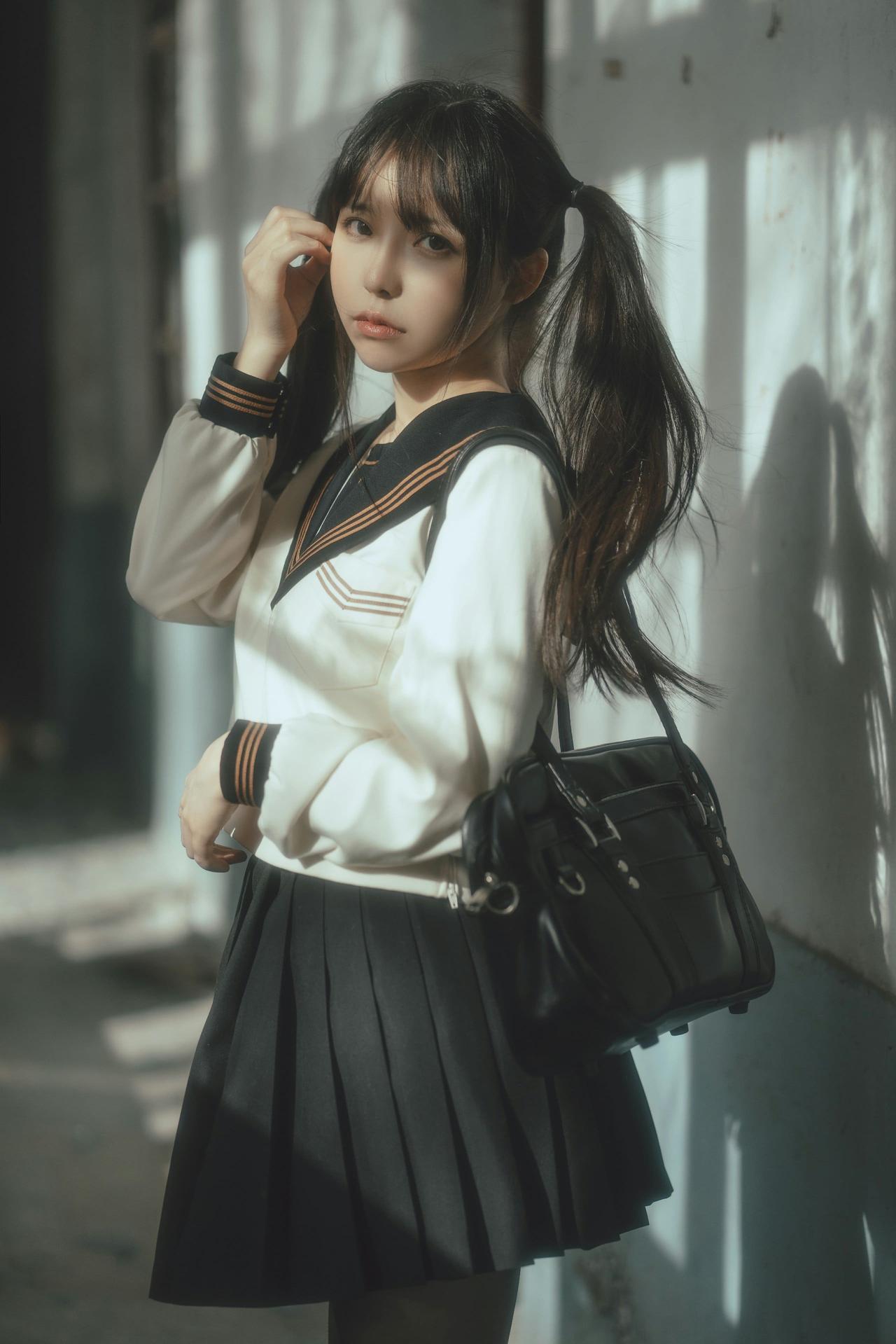 你喜欢的丝袜身着黑丝的美少女立在废弃小屋中，眉宇间带着淡淡怅然！黑裙丝袜照黑丝