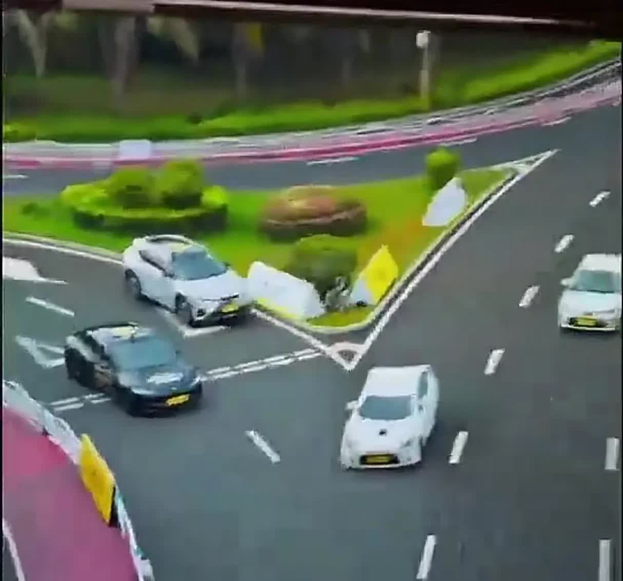 特斯拉和问界M9，切入主路的对比[笑着哭][笑着哭]这个对比差点没笑尿，同样