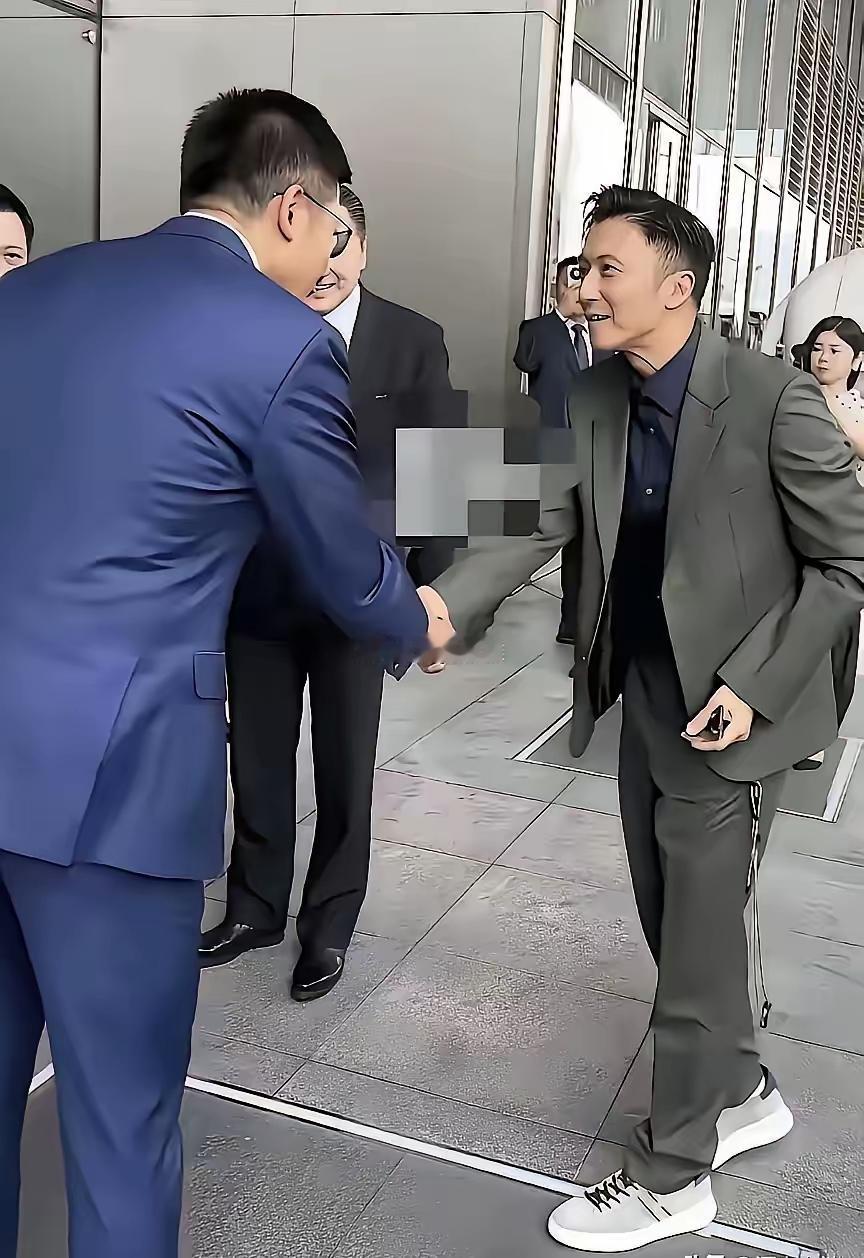 能把谢霆锋拍摄的又老又丑的样子，拍照的人角度拿捏的无话可说，能把那么帅气的男人，