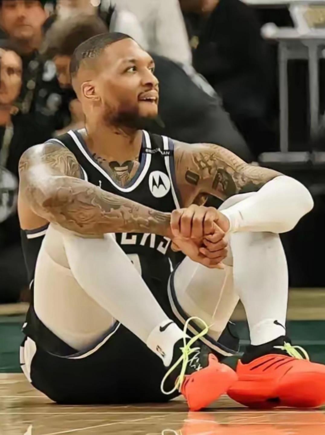 一觉醒来！NBA传来了3个不得不说的重磅消息：第一，雄鹿队宣布裁掉利拉德。雄鹿