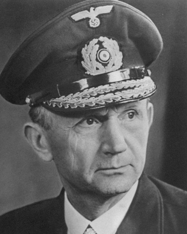 1945年4月30日深夜，几名武装党卫队军官来到刚刚接任德国元首的邓尼茨的办公大