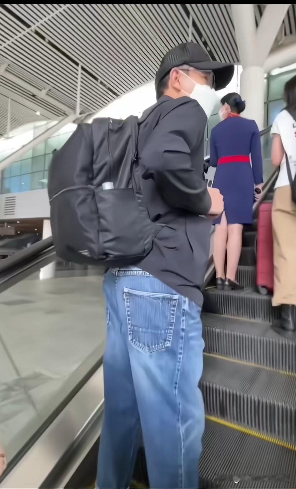 刘德华真的变了，变得低调了许多。最近，刘德华在湖南衡阳参加完某活动后，独自背