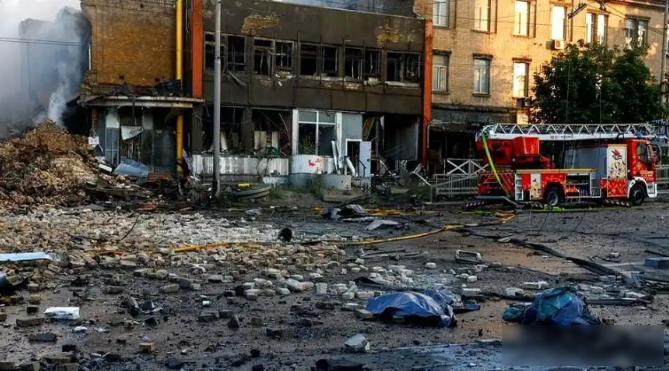 基辅断暖，居民偷柴取暖，重建资金在哪？2026年1月，基辅城里冷得让人害怕，