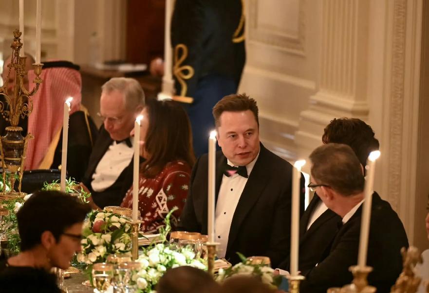 马斯克终于出现在白宫晚宴会上！之前马斯克和特朗普闹掰了，互相对喷了很久，这也