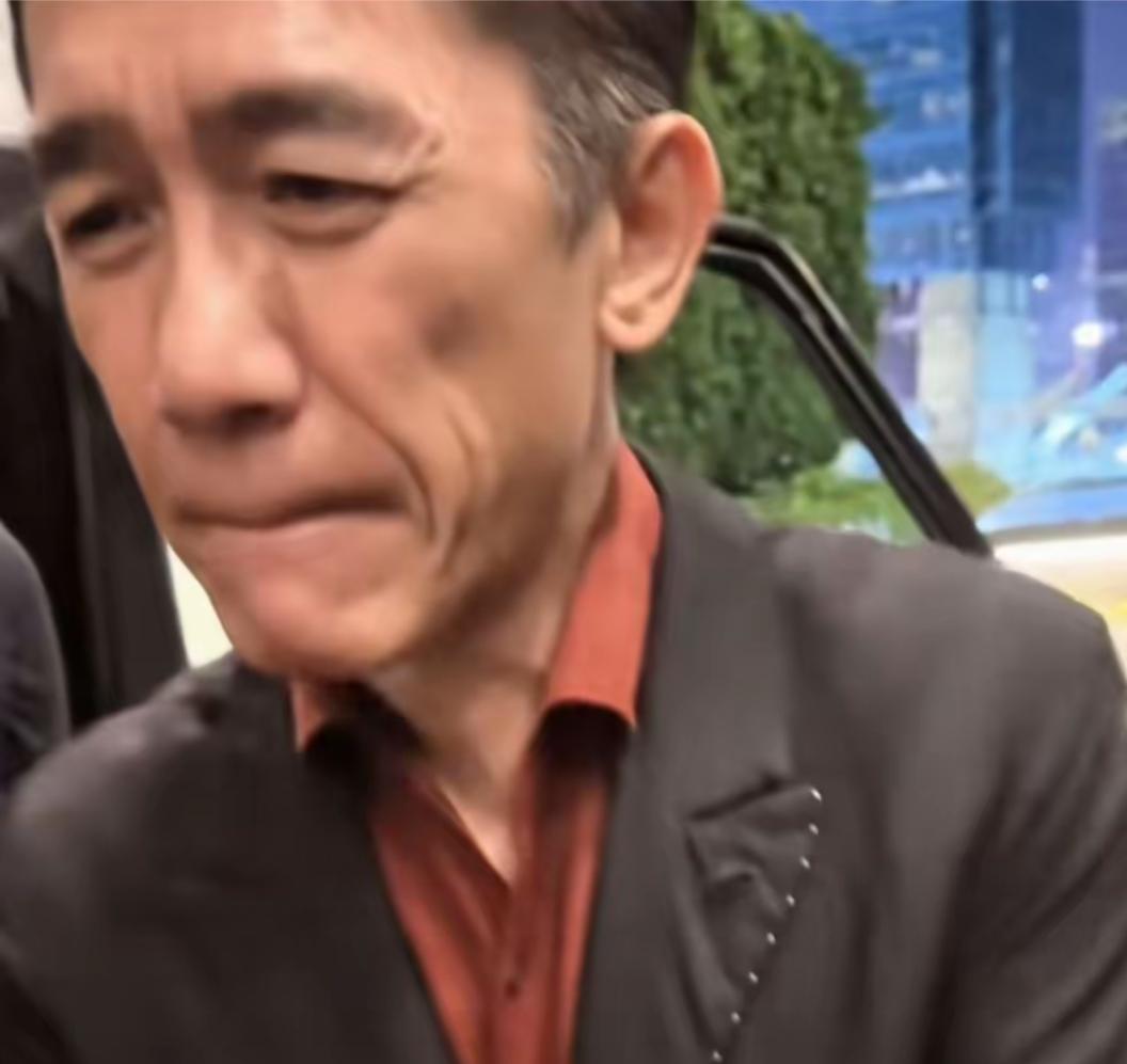 天呐！这居然是梁朝伟，差点都没认出来，他从来都是有点瘦，没想到现在他，更瘦了，脸