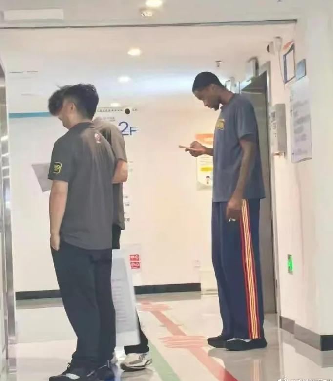 决策失误本以为广东队炒了杜锋和朱芳雨之后，一切会向好的方面发展，会出现积极的变