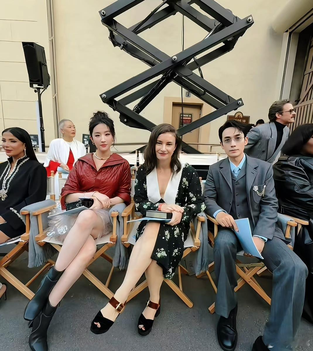 刘亦菲朱一龙洛杉矶同框，37岁朱一龙害羞拘谨，身体绷得笔直，不敢看刘亦菲​​​