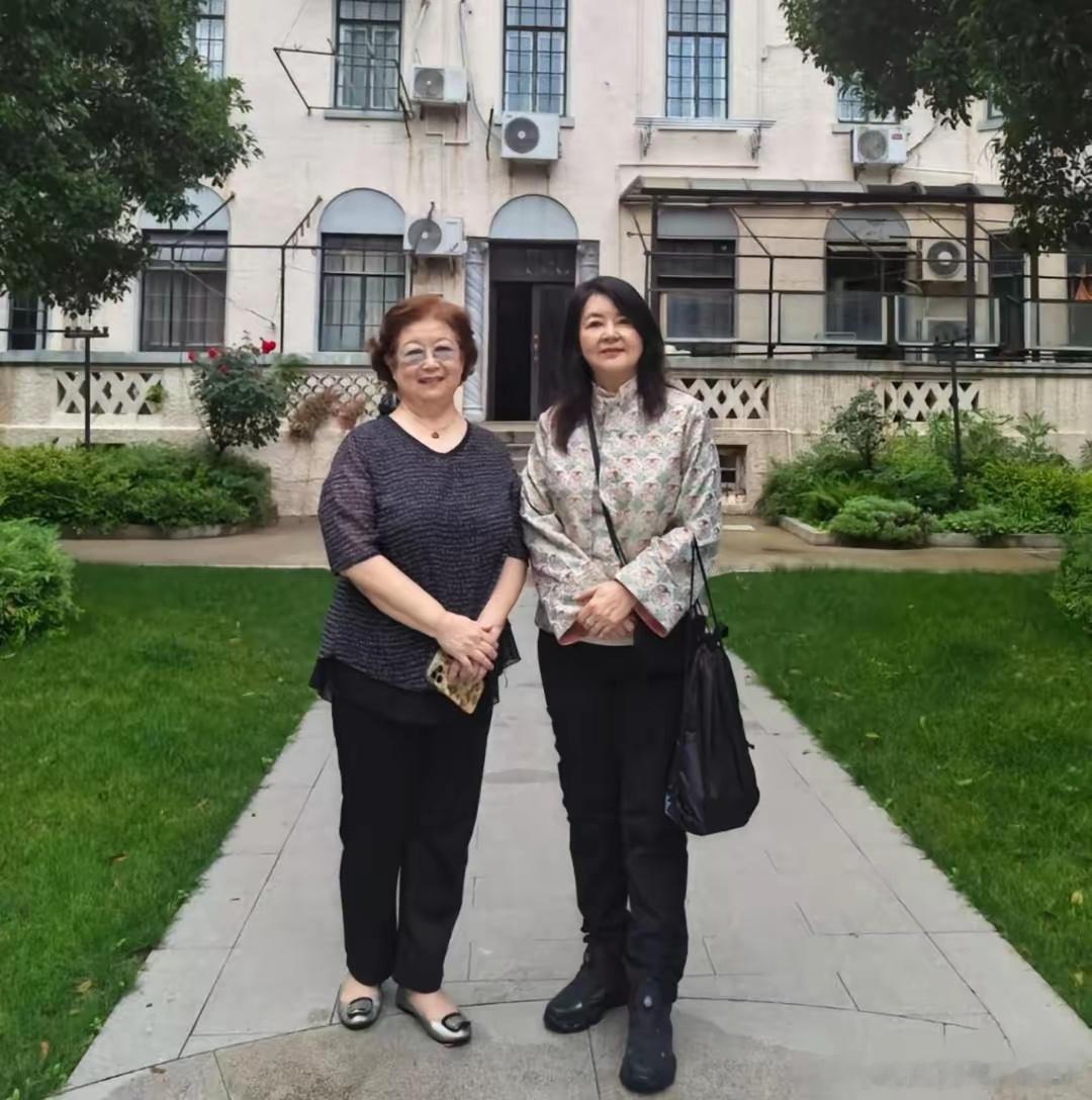 大美女胡慧中和女儿何嘉珍现身上海街头，母女俩同框，妈妈胡慧中显得比女儿还要年轻漂