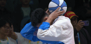 比NBA扣篮大赛还精彩，外卡选手张鼎岩三扣均50分夺得扣篮大赛冠军!在刚刚进