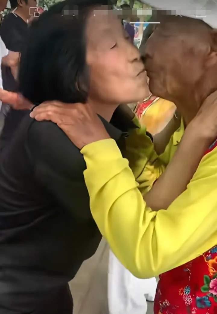 敏感肌不是“娇气”，是皮肤在喊救命。2025年新规矩来了：别光顾着补水，得先养