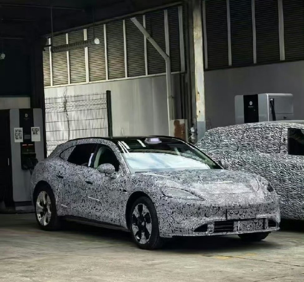 来，排除法给大家证伪这是上汽伪装车的涂装风格，所以排除启境荣威和MG战略定位不在