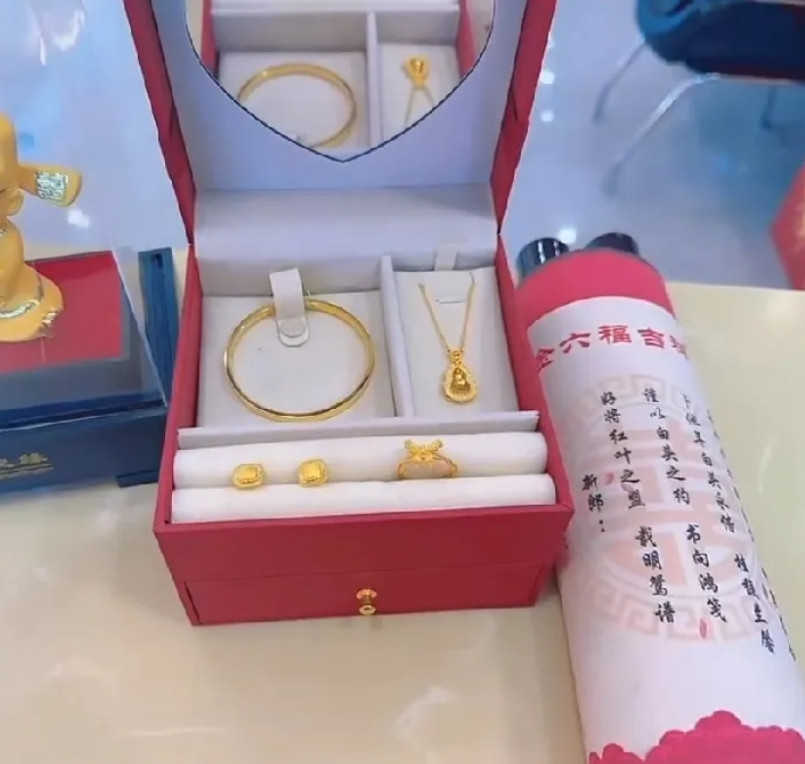 现在的男女关系有多现实昨天陪朋友去买结婚用的三金女孩问男孩，三金，我可以挑自