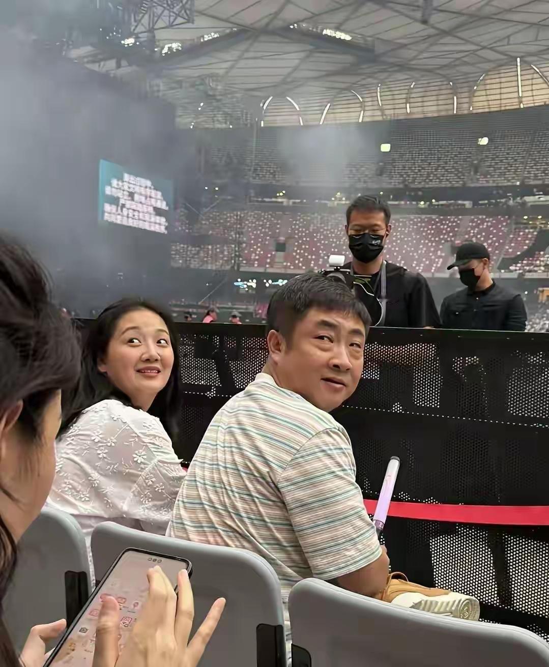 偶遇顶流男明星好激动怎么办？太开心了吧！