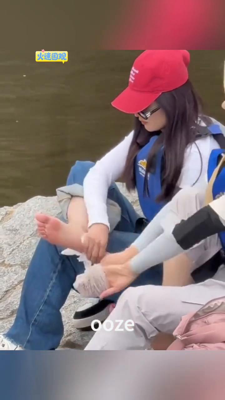 火速围观，李沁在用卫生纸擦粉嫩的小脚丫。喜欢就点个关注吧！