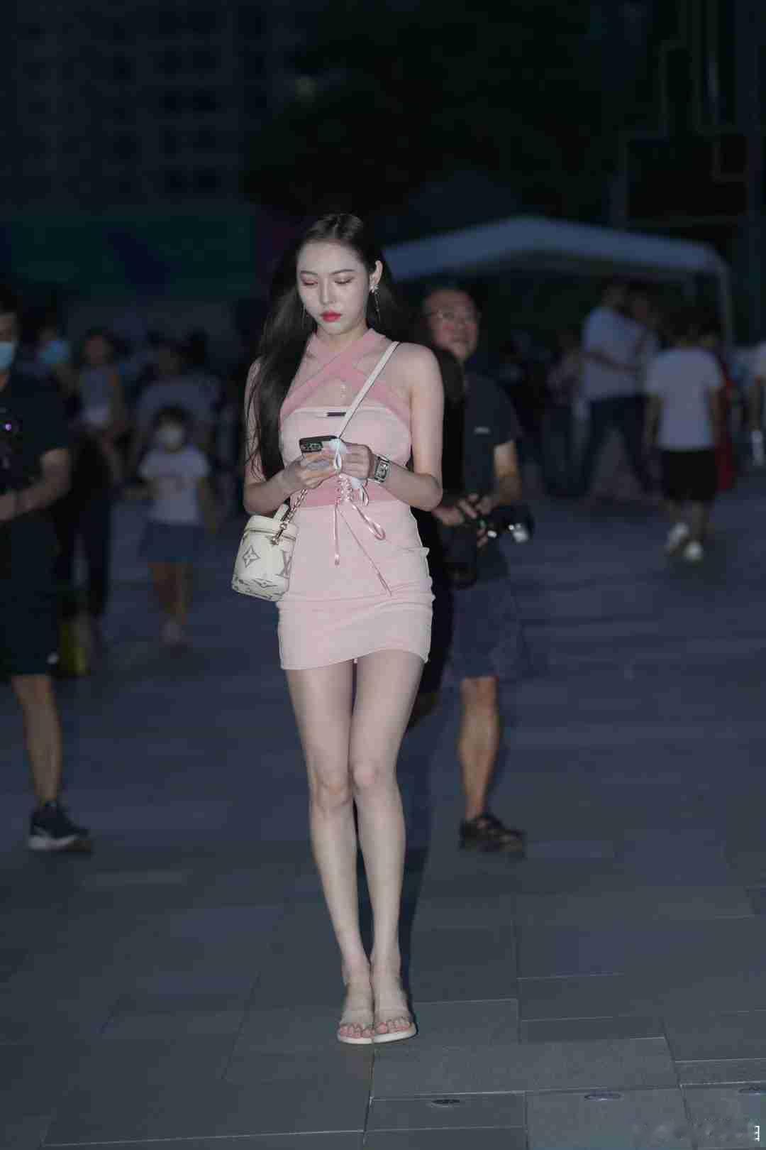 街拍美女，可以打几分？带定位晒今日生活我的今日状态：😁轻松愉快我这里的天气