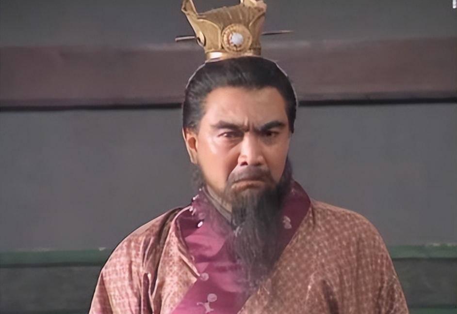 曹操的家庭背景给他创造了一个绿色通道，那就是他们家世代高官，虽说不是“科班”出身