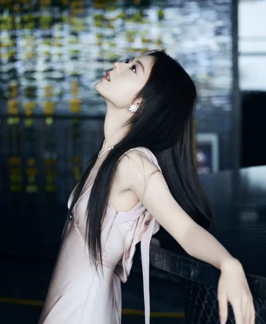 赵今麦粉色吊带裙造型清丽自然宛如仙子