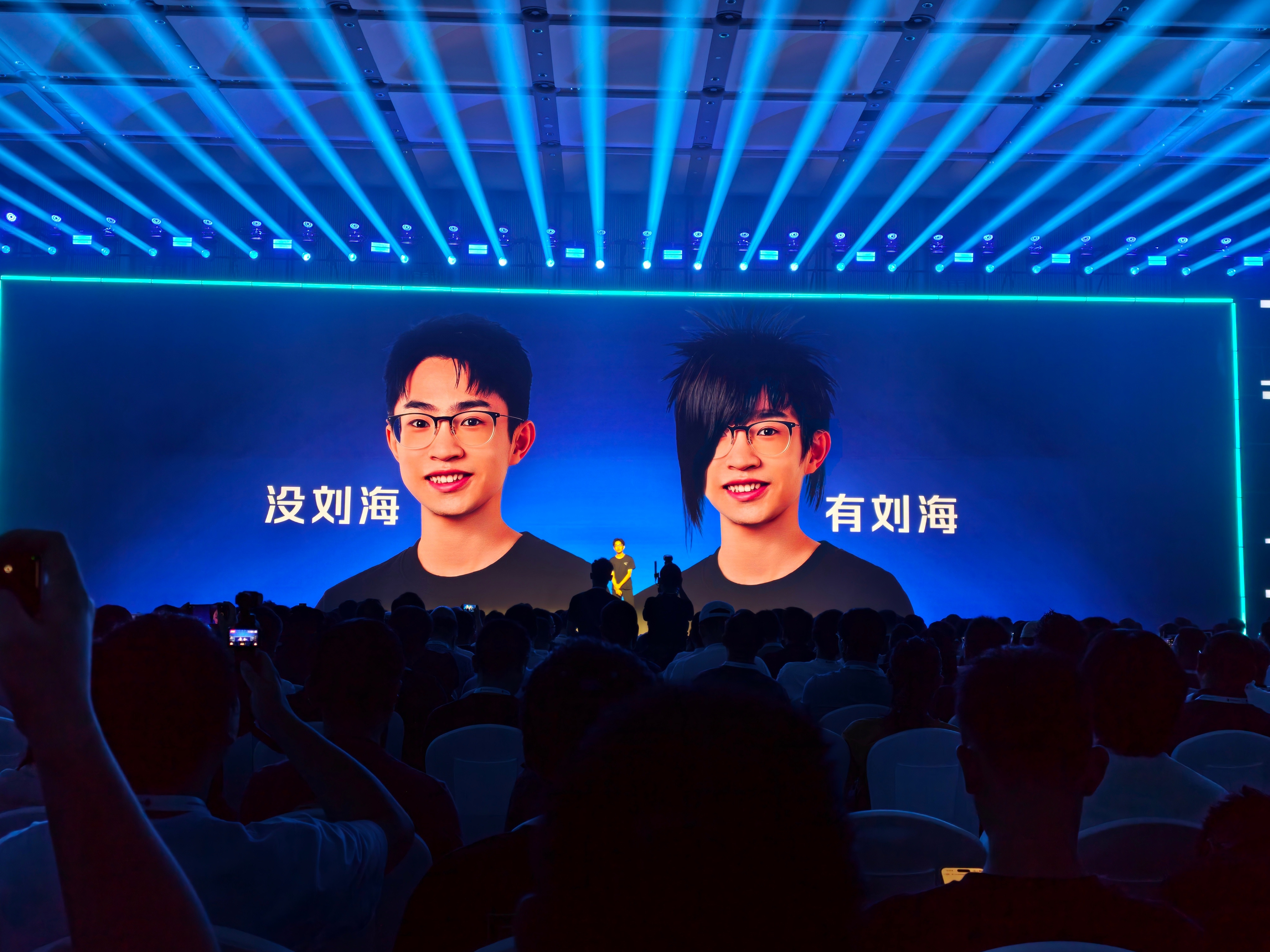 感受一下有刘海的何同学和秃头的何同学​​​