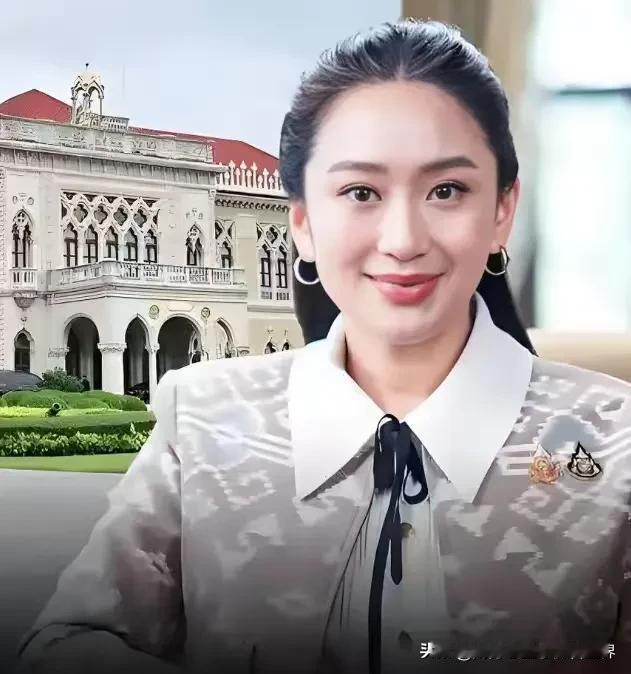 泰国人如果够聪明的话，就不会反对佩通坦。就拿这次的电话门危机来看，佩通坦就把被动