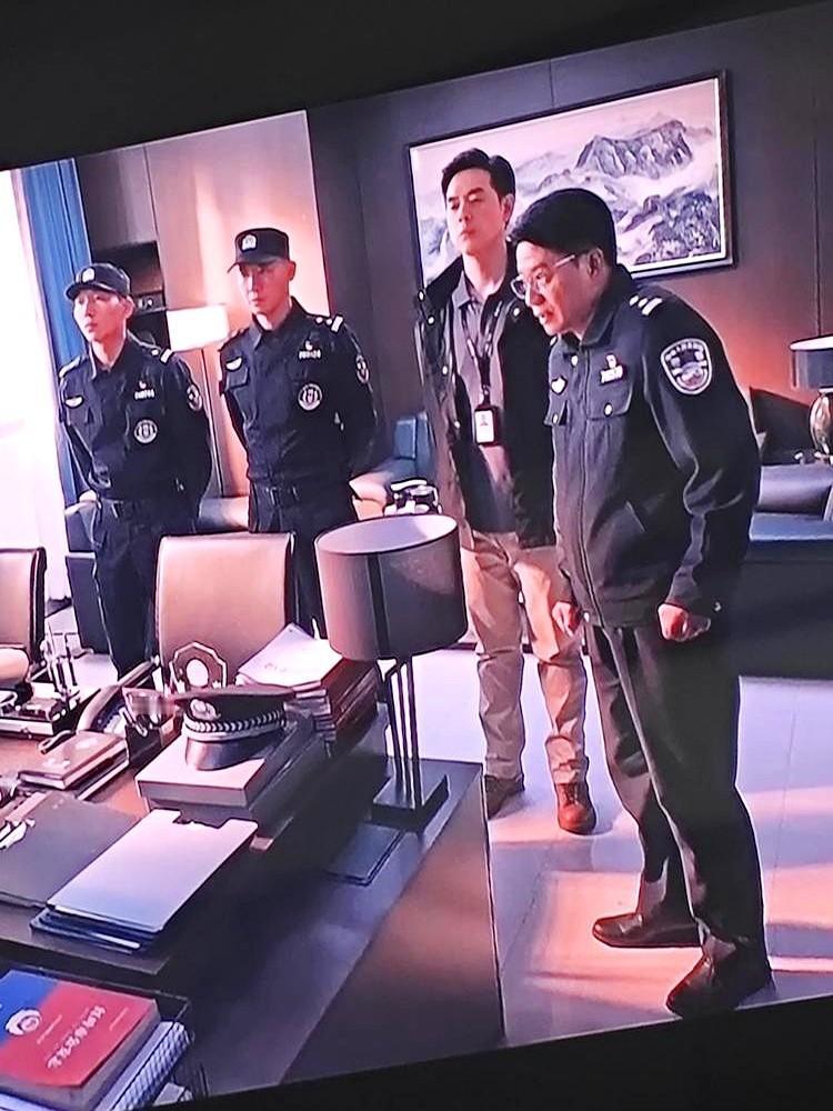 收视率飙到全国第一，弹幕里却骂声一片。嫌疑人在案发现场来回晃悠，警察硬是抓不