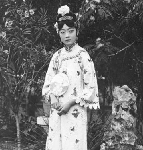 太监孙耀庭回忆：婉容沐浴时，四位宫女伺候周全。十六岁的婉容，身着中式长衫