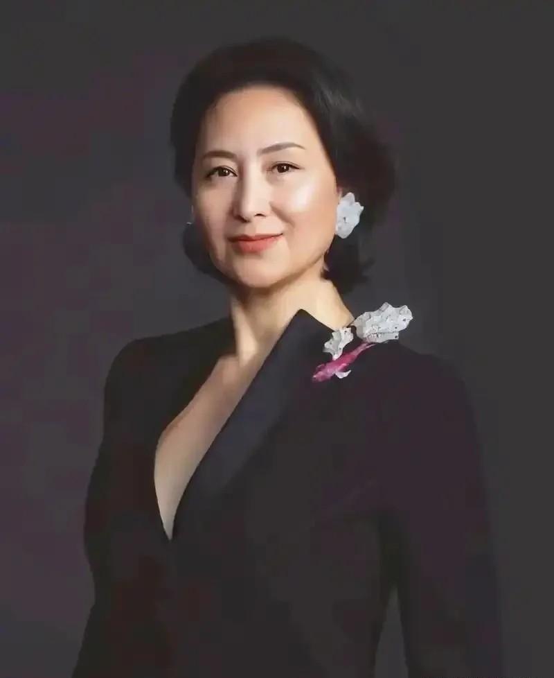 香港女首富何超琼，忍了整整一年。才把那个骚扰她的人告上法庭。告状纸递进高等法