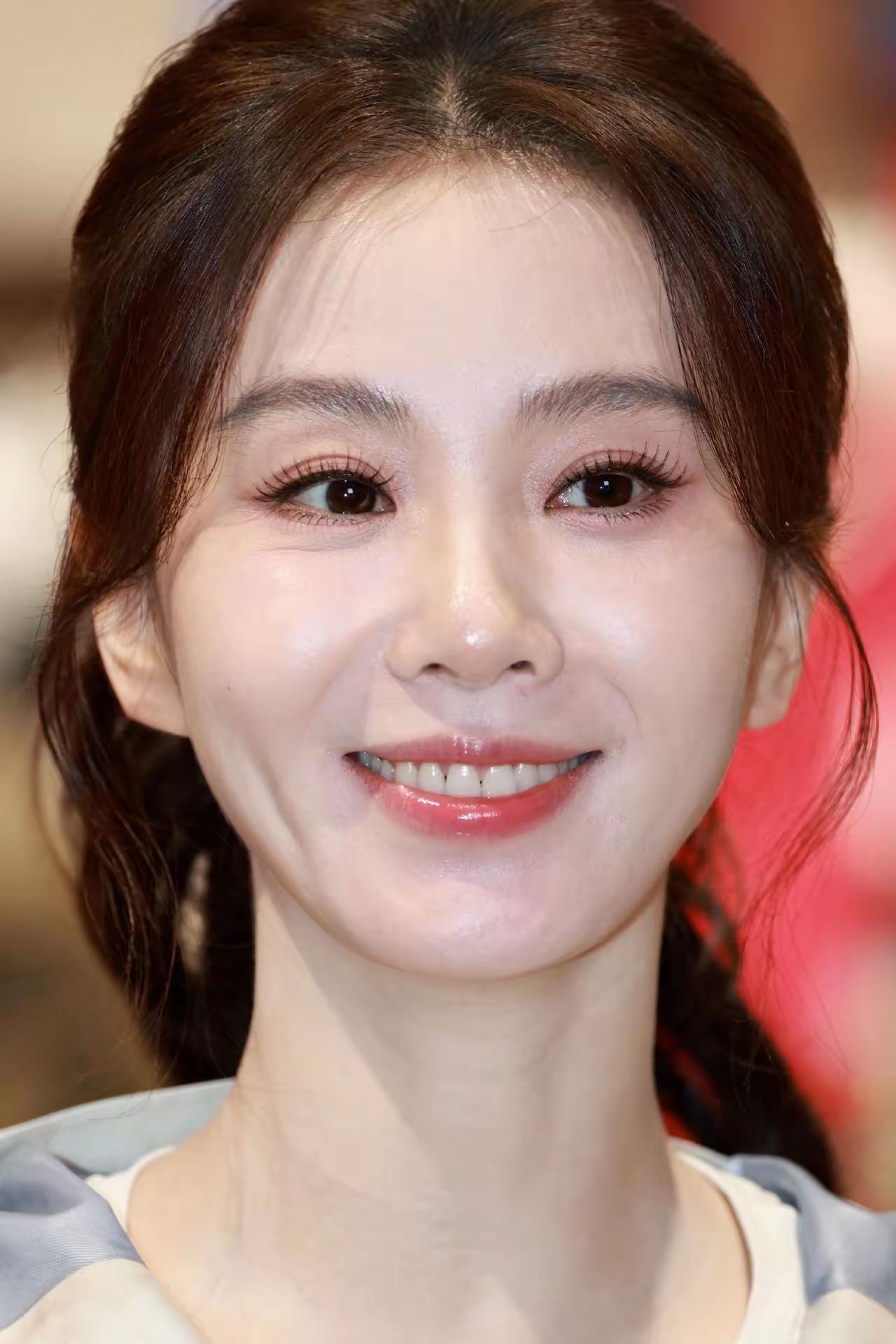 就是因为诗诗有独特的美，所以她欣赏她的人要慢慢看她，她还是越看越耐看的美女。刘