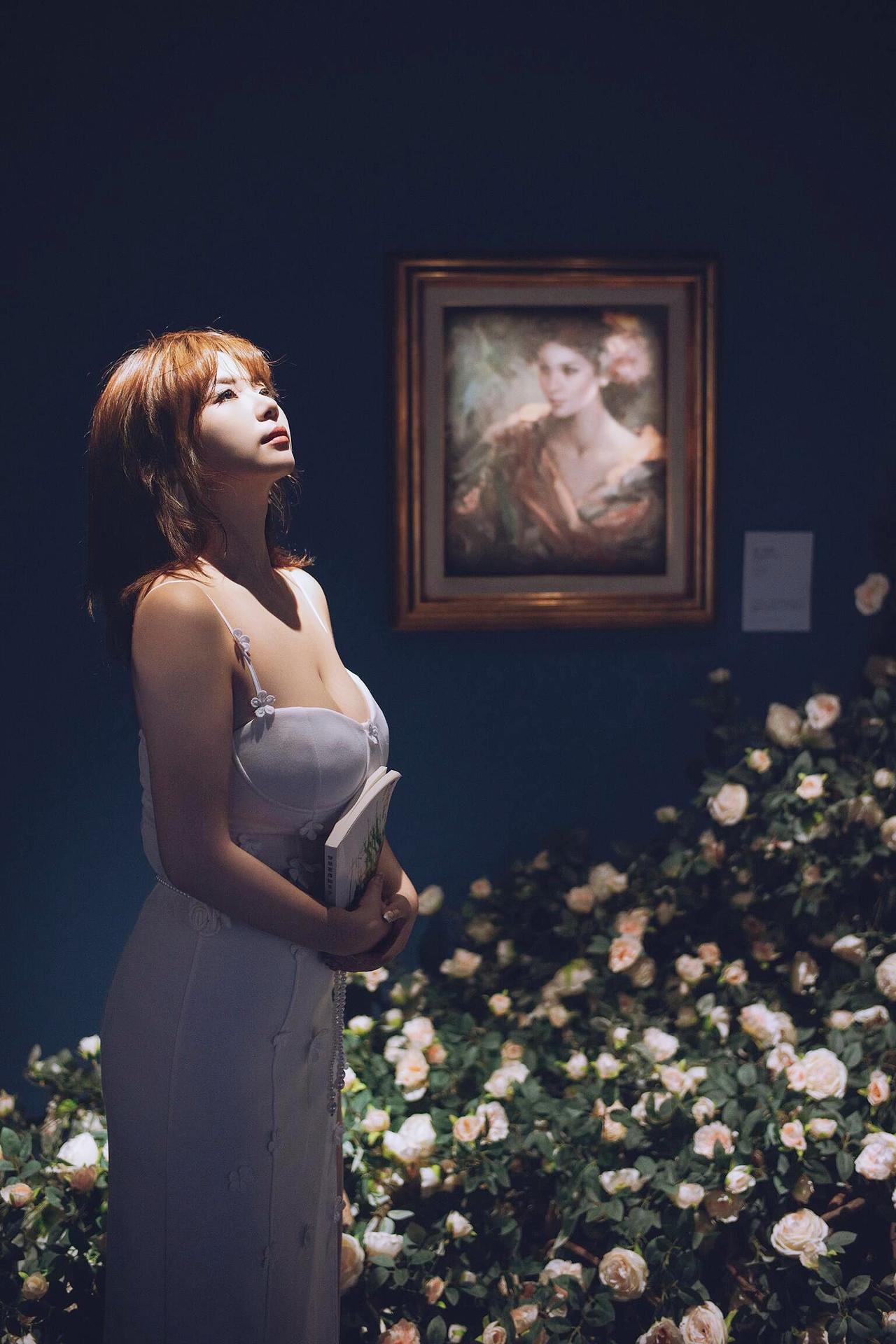 上联：画里佳人，犹带古典三分韵下联：园中淑女，自含清雅一身诗对联对对联飞花