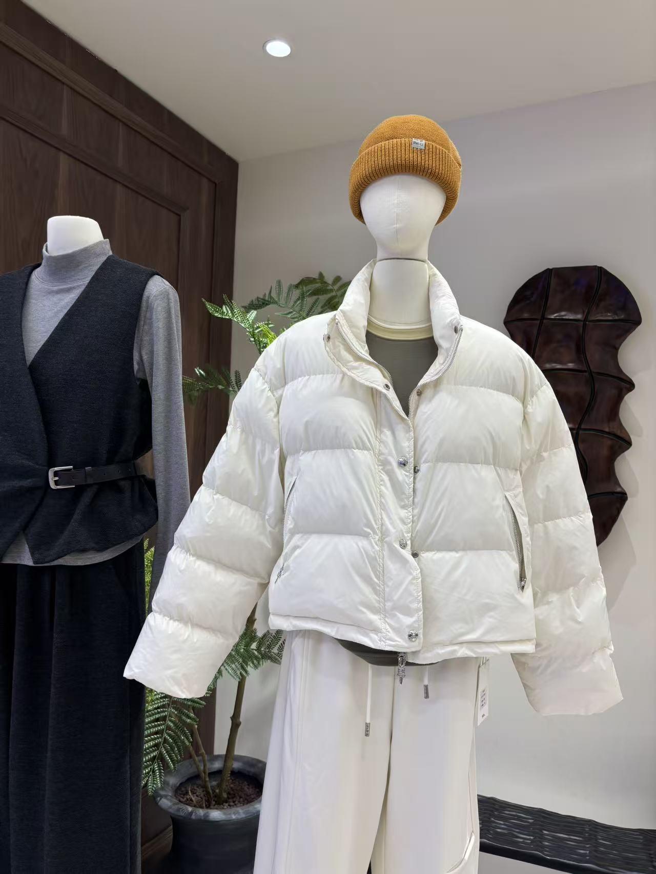 听我一句劝，冬天买衣服，最应该少买的就是短款薄羽绒服，当初我也是被它的颜值迷惑了