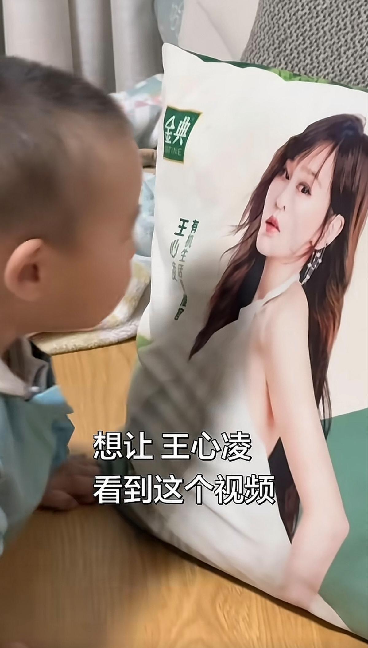 看到一个有趣的视频：男人欣赏美女，或许不分年龄的。你看这么小的一个娃娃，看到王心