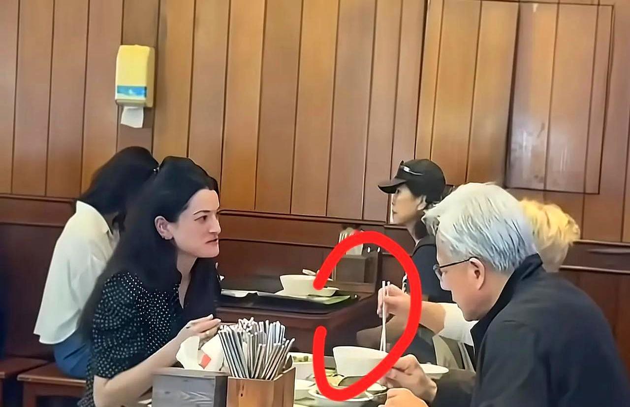 在台北王记府城看见黄仁勋带着太太和女儿落座时，桌上没有一只叉子，筷子敲着节奏，一