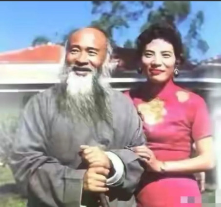 1921年，一名富豪找到张大千，要买他一张画，结果没有想到，拿回家竟发现是假的。