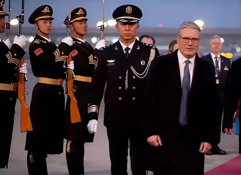 英国首相斯塔默访华期间，刚踏进迎宾现场，瞬间紧张了，迎面就是中国三军仪仗队，笔挺