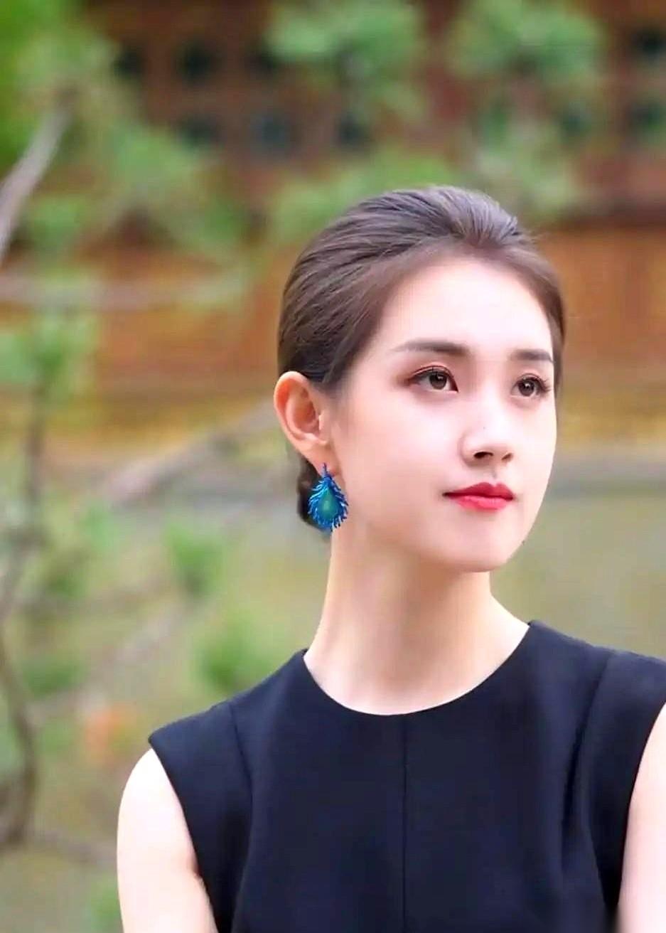短剧演员郭宇欣，前一秒还在直播间里，对着满屏滚动的评论，温柔地喊着“女生要互帮互