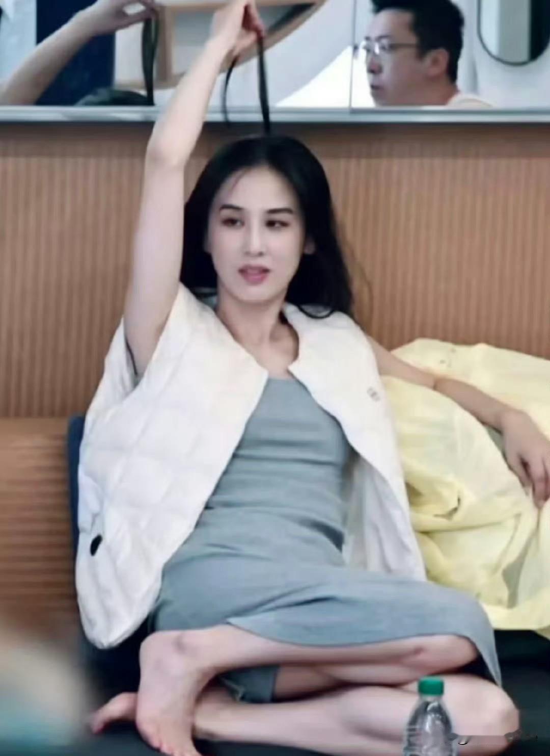 7月17日，许久不见黄圣依，原以为她离婚后事业心上升做总裁去了，没想到竟然在综艺