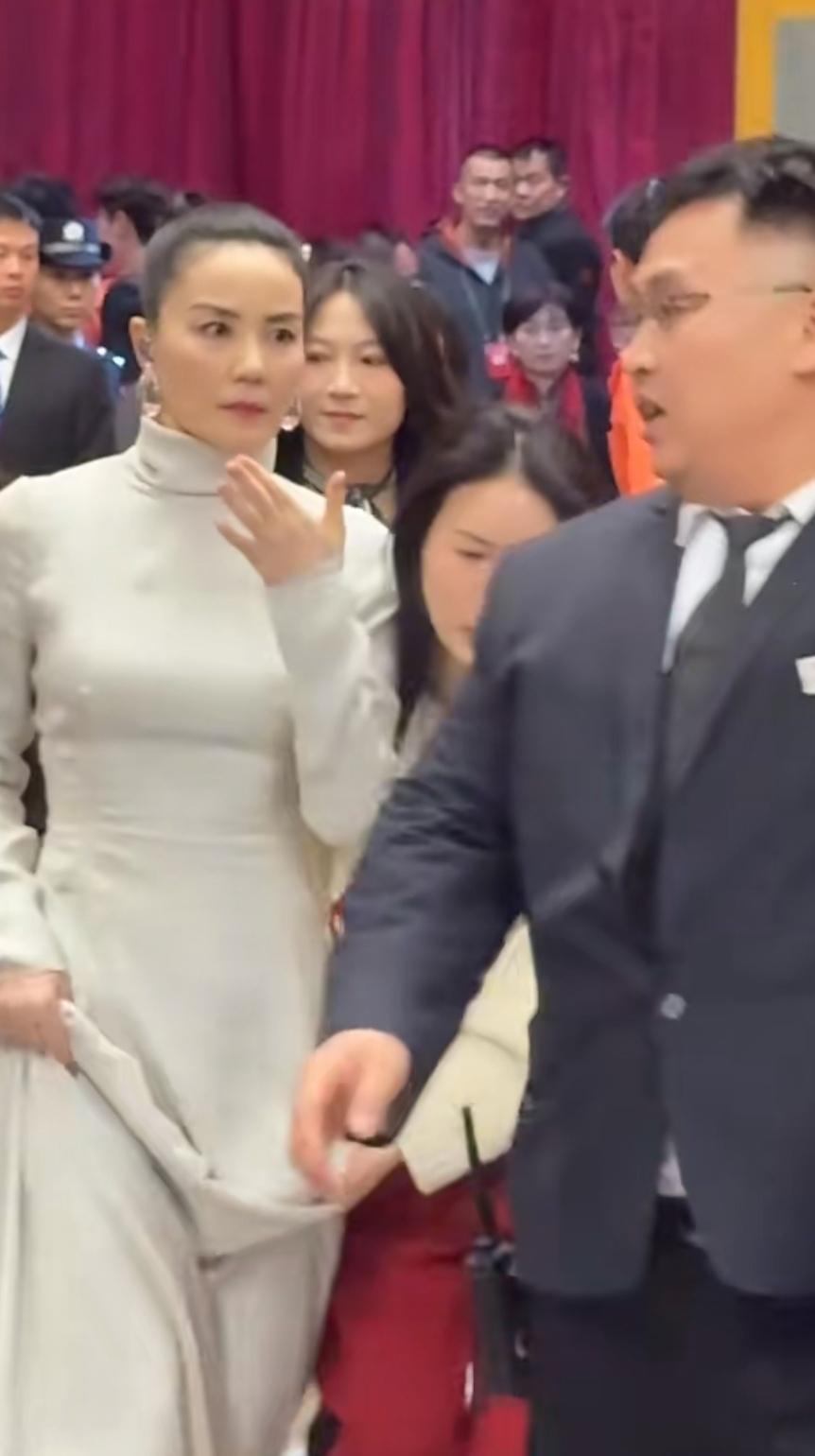 王菲给很多人的感觉，就是又高冷又带点傲气，想靠近又怕她不理人。就简单的举例：她