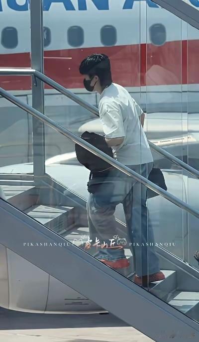 王楚钦怎么一个人跑了，没有跟大部队一起回京，看来是有什么紧急事情要处理，